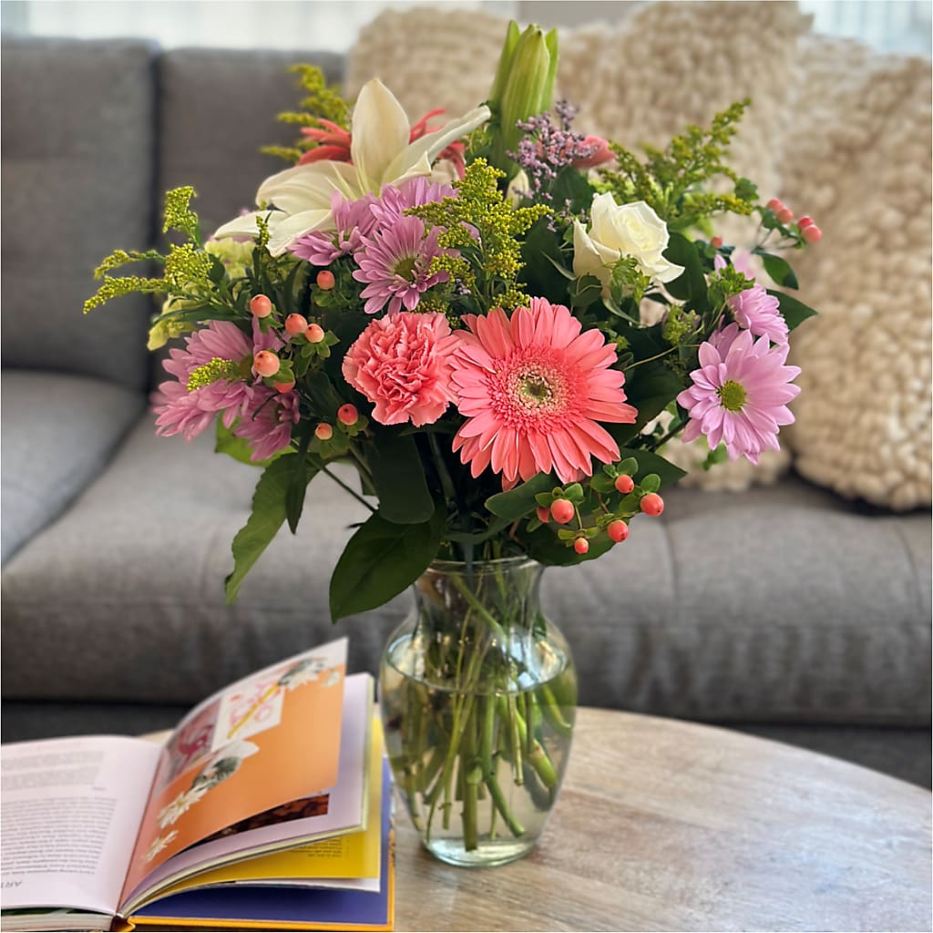 Pastel Tradition - A Florist Original – CLARKSON FLOWERS & GIFTS, Mississauga ON