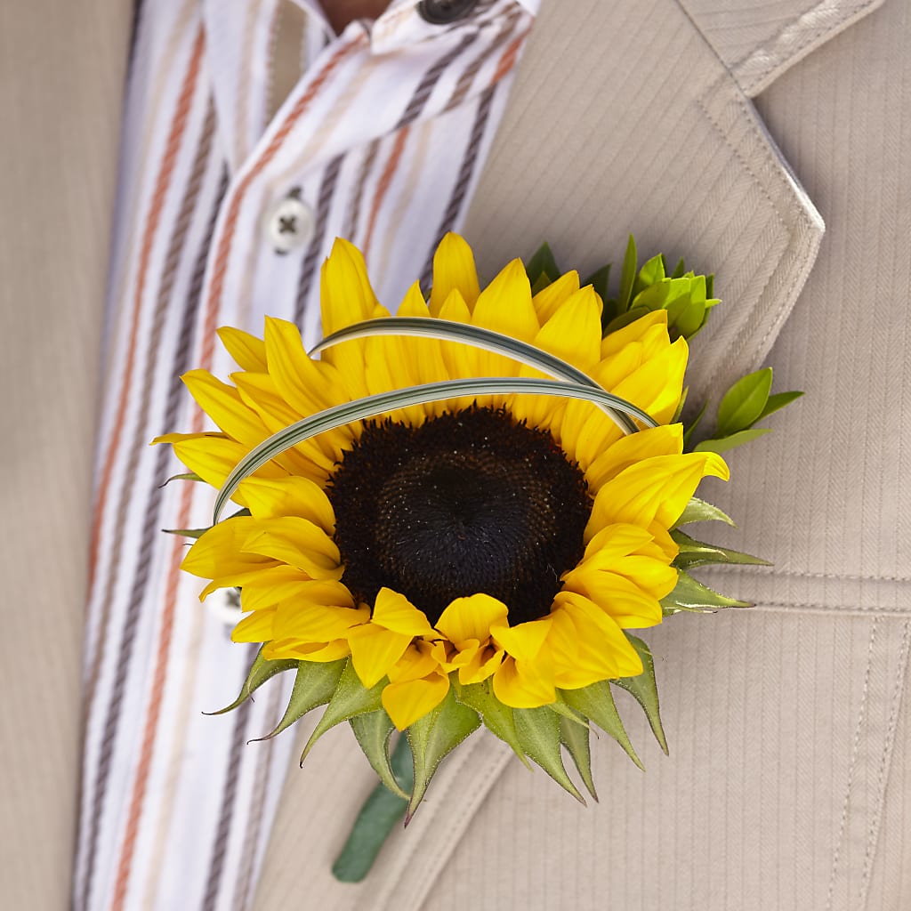 Free Spirit Boutonniere – CLARKSON FLOWERS & GIFTS, Mississauga ON
